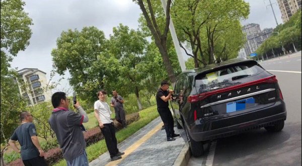 配资交流 常州: 司机昏迷车撞树 过路市民合力破窗救人